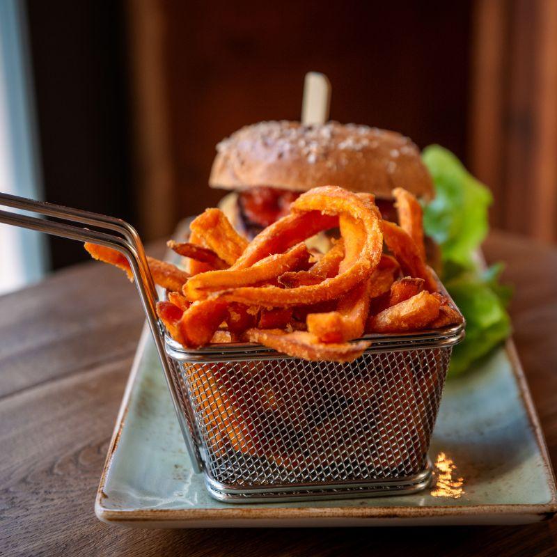Burgerkreation Cowboy mit Pommessieb aus der Burgerei in Dresden Altstadt Burger Restaurant